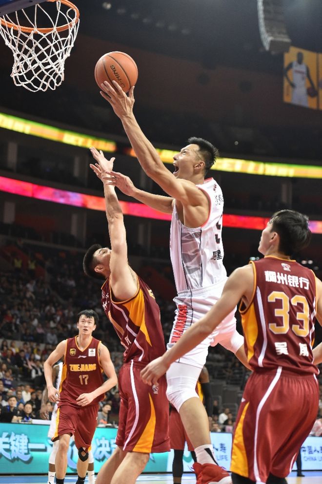 LOL官网-斯图加特训练开放日；赛后队长鼓劲引欢呼；CBA常规赛在即；训练强度明显提升的简单介绍